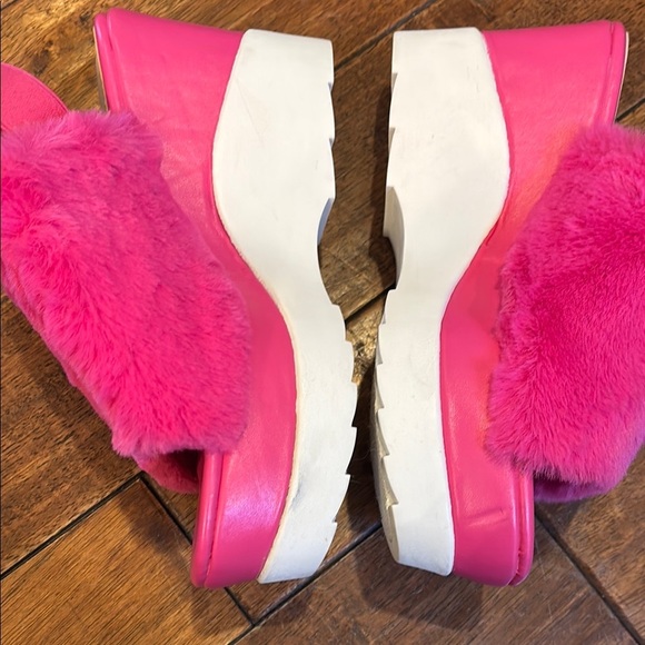 Fuzzy Pink platform sandals 7.5 - Picture 3 of 5